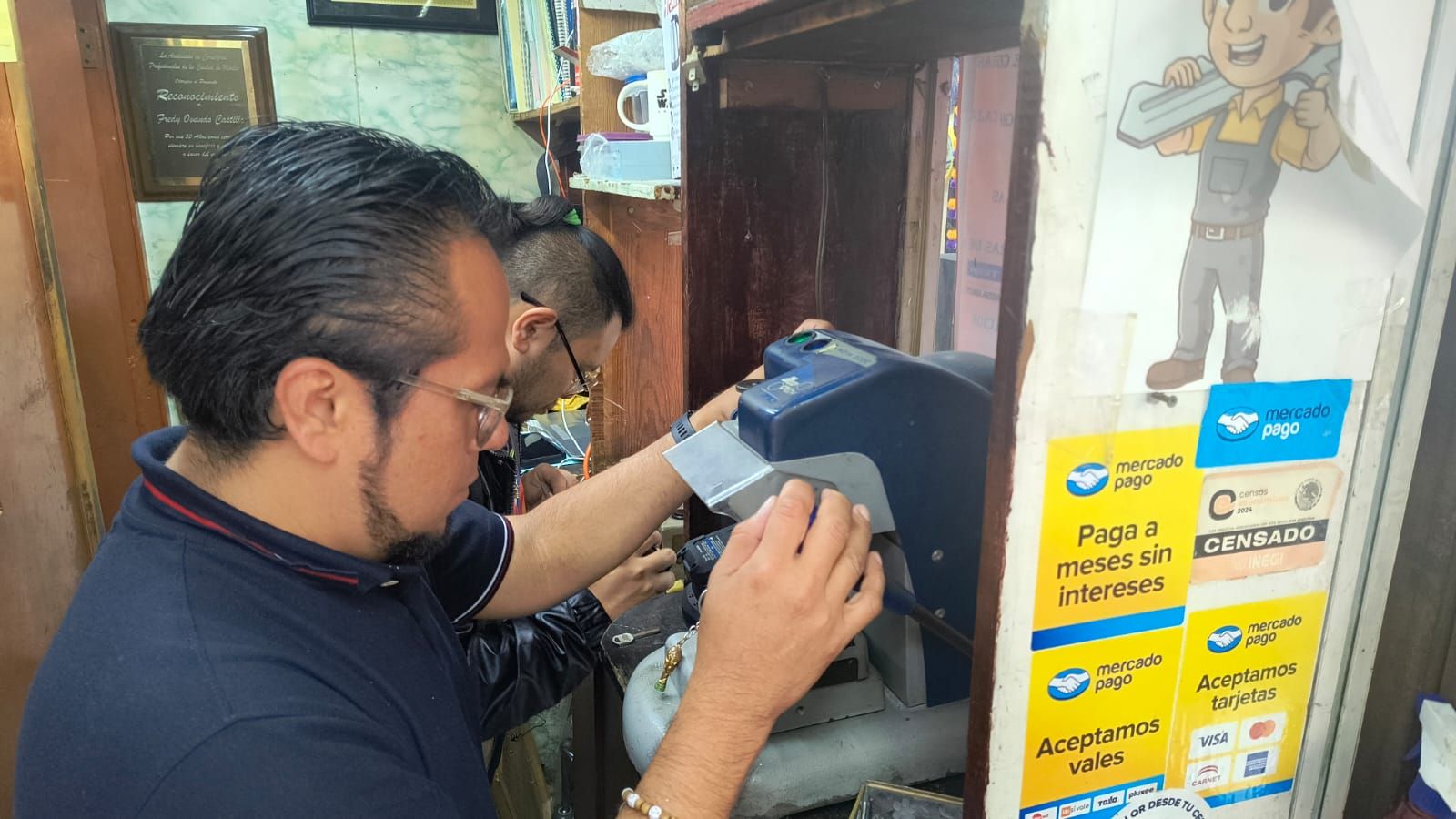 Cerrajero duplicando una llave en la máquina cortadora