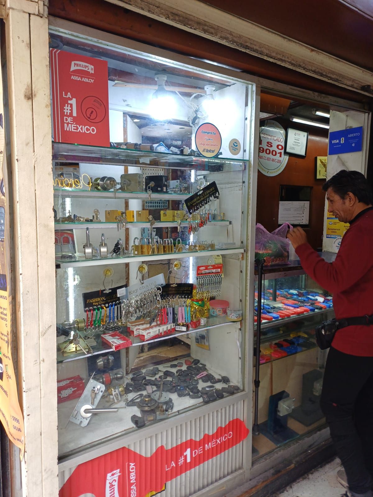 Vitrina del local con cerraduras de alta seguridad, cerrojos y candados